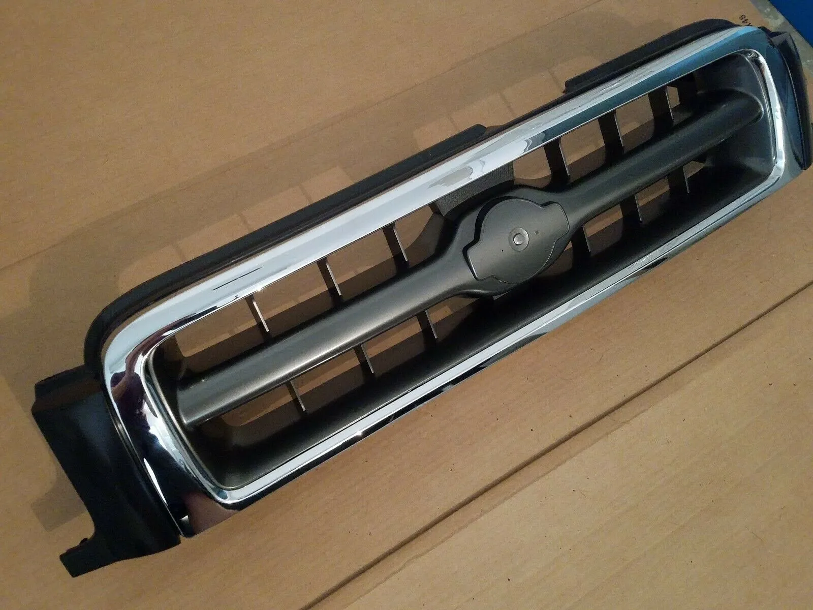 Nissan Pathfinder Grille Chrome/silver/charcoal LE Model From 12/1998 | 1999-2001